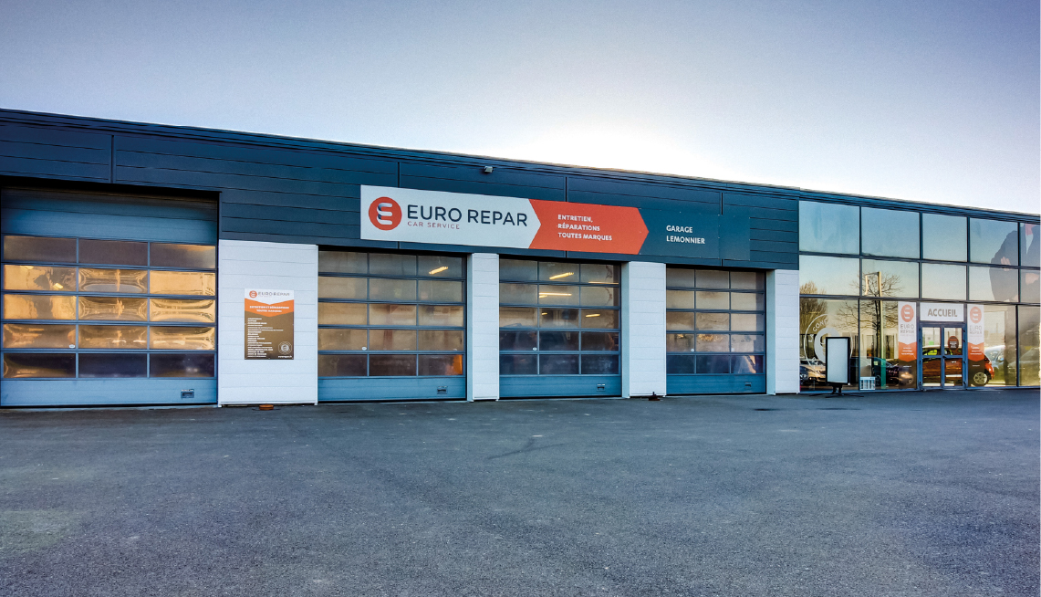 Atelier de réparation automobile moderne avec équipements professionnels