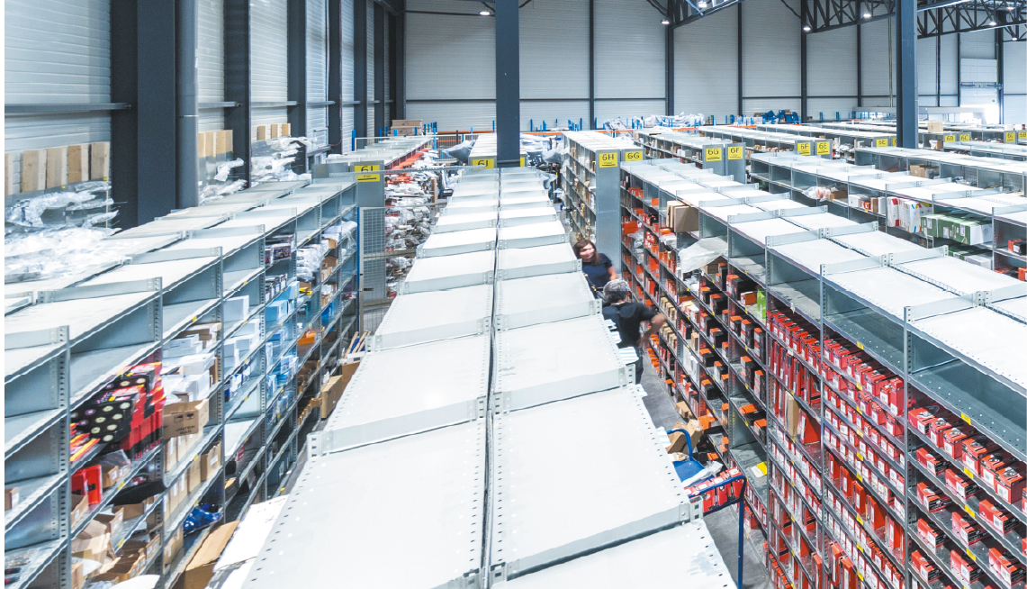 Entrepôt logistique avec stock de pièces détachées